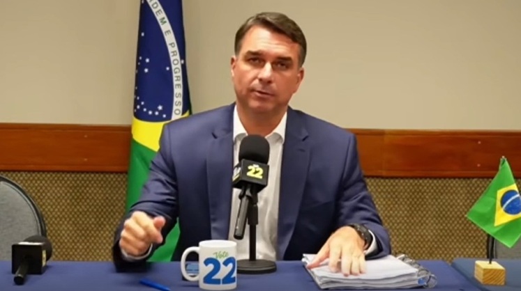 Flávio Bolsonaro faz live após desistir de debate na Globo, critica TSE e pede voto útil