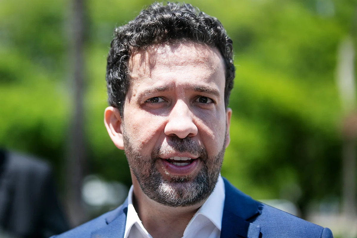 André Janones é internado na UTI com arritmia cardíaca após debate da Band
