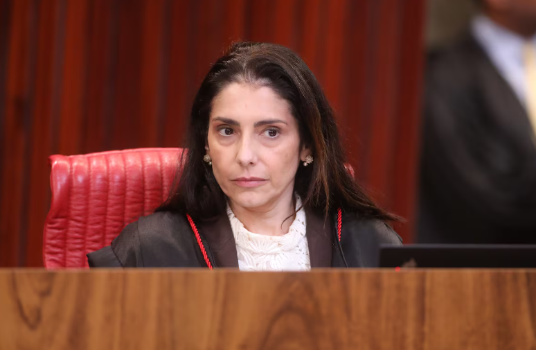 Ministra do TSE que interferiu em debate da Globo foi assessora no governo Lula, atuou no PL das Fake News e defendeu regulação das redes sociais