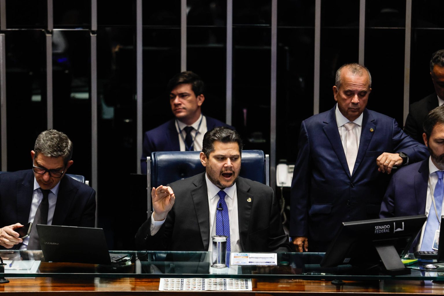 Davi Alcolumbre desafia avanço da direita e mantém PEC 6×1 na pauta do Senado