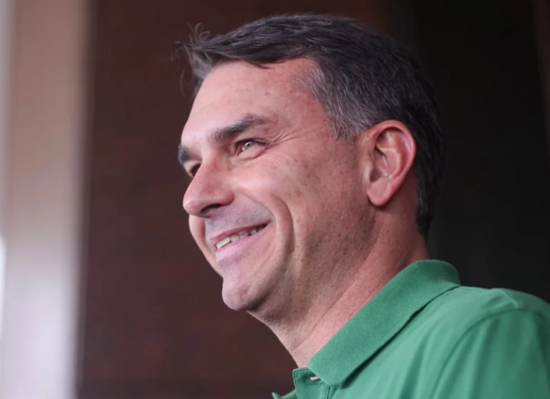 Flávio promete mudar Constituição para “redemocratizar o país” e comemora força no Congresso