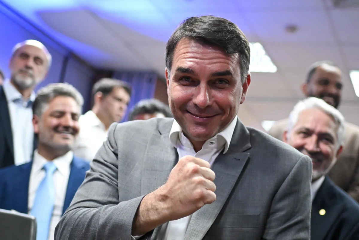 Com avanço de apoios no Centrão, Flávio Bolsonaro amplia palanque contra Lula no 2° turno