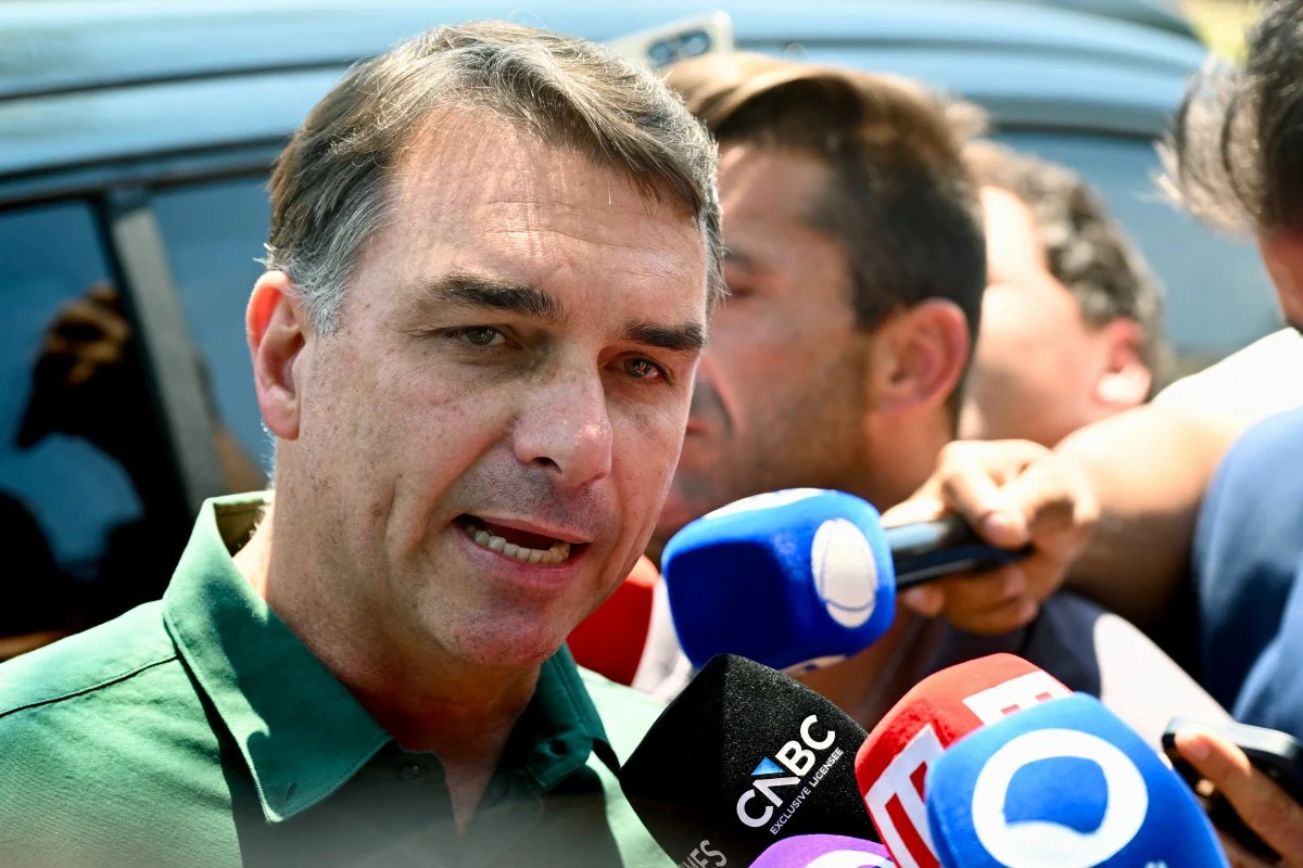 [VÍDEO] Flávio Bolsonaro é a favor do fim da escala 6×1