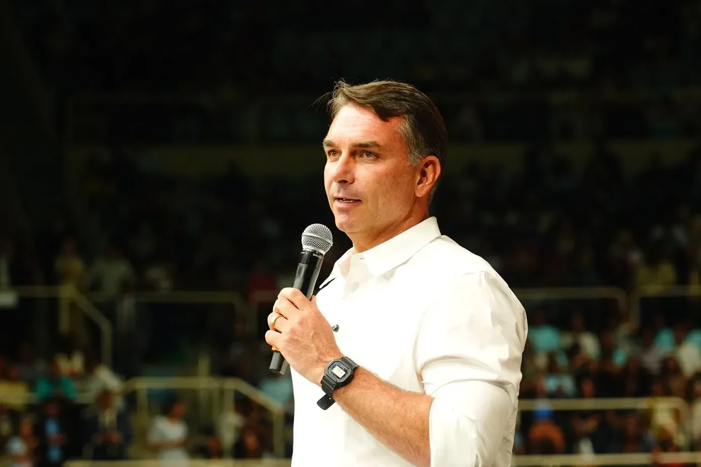Flávio Bolsonaro ironiza mudança de posição do PT sobre maioridade penal: “Tinha que ter eleição toda semana”