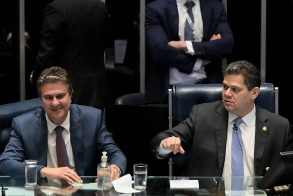 [VÍDEO] “NÃO TE DISSE QUE IA DAR CERTO”?: diz Alcolumbre a Camilo Santana após aprovação da PEC 6X1