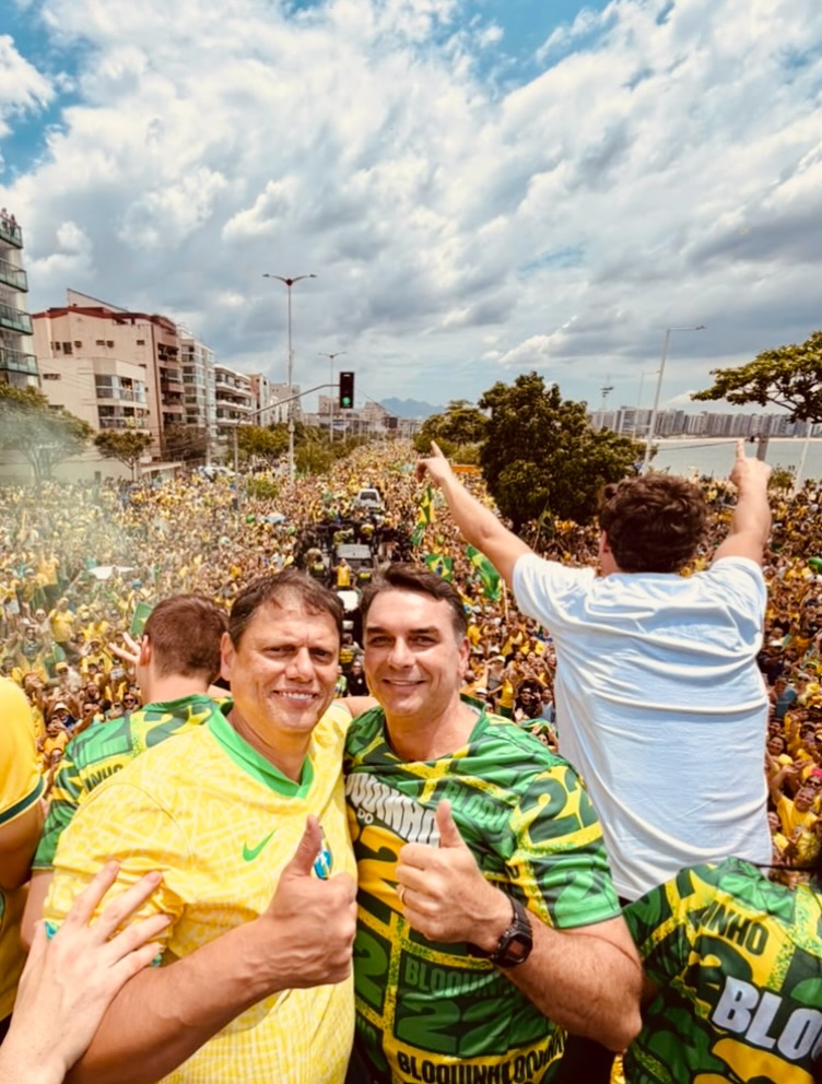 [VÍDEO] ‘Bloquinho 22’ reúne multidão com Flávio Bolsonaro, Nikolas e Tarcísio em Vitória-ES