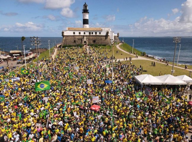 [VÍDEO] Flávio Bolsonaro mobiliza milhares de apoiadores no Farol da Barra e na orla de Salvador-BA