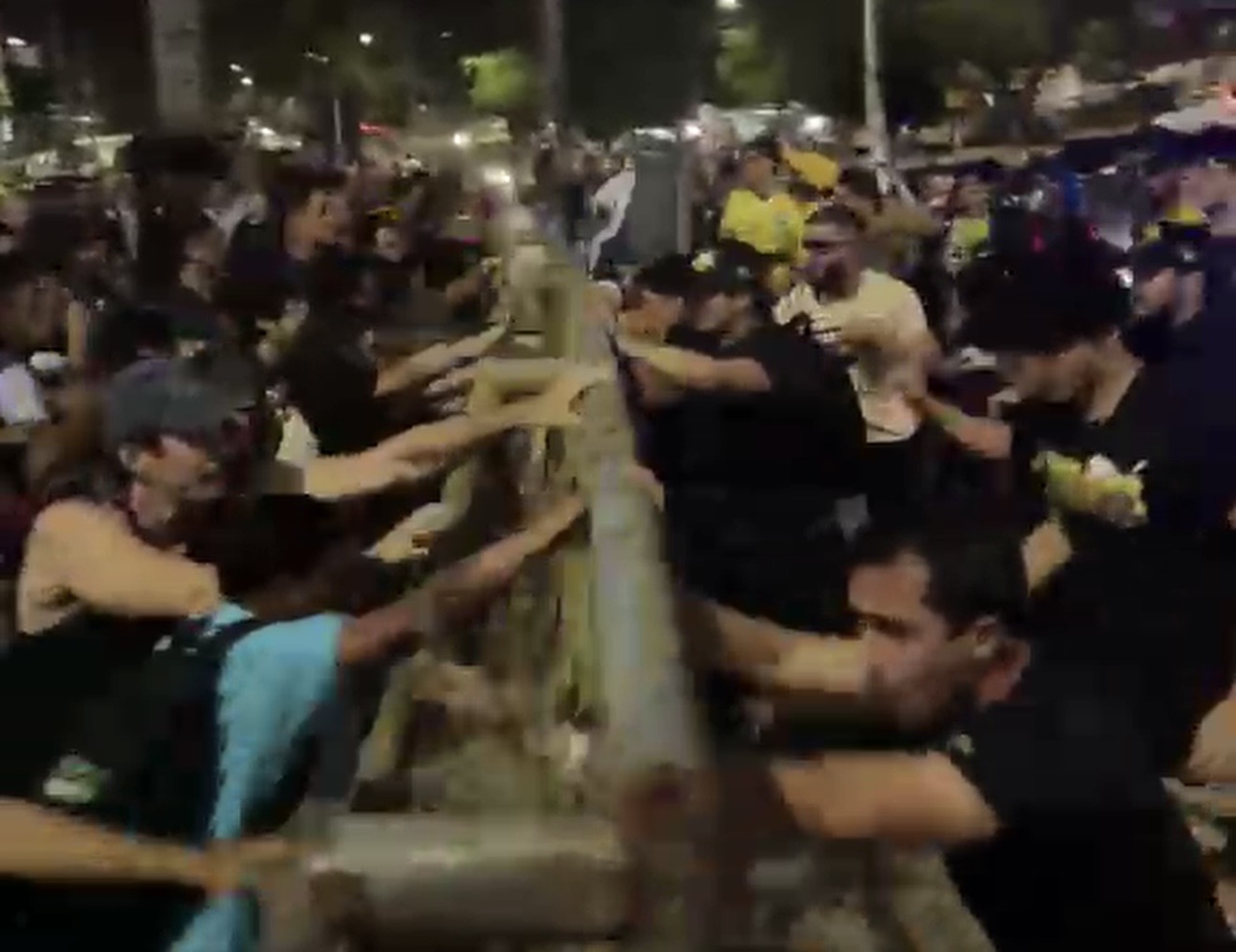 [VÍDEO] DESRESPEITO: Manifestantes de esquerda invadem protesto de apoiadores de Flávio Bolsonaro e ato termina em pancadaria