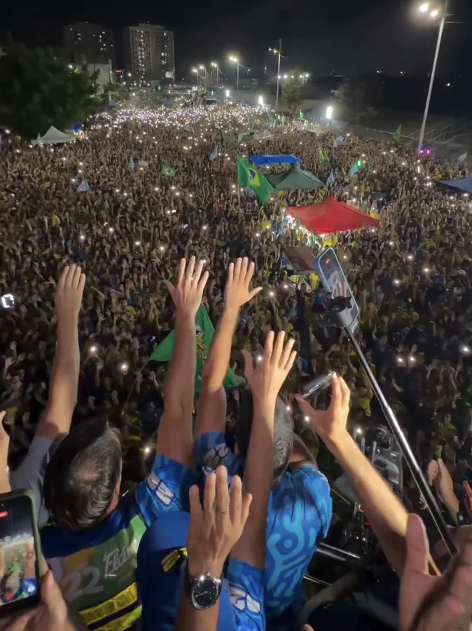 [VÍDEO] “PT, TCHAU!” A quatro dias do 2º turno, Flávio Bolsonaro reúne multidão em comício na Arena Castelão, em Fortaleza