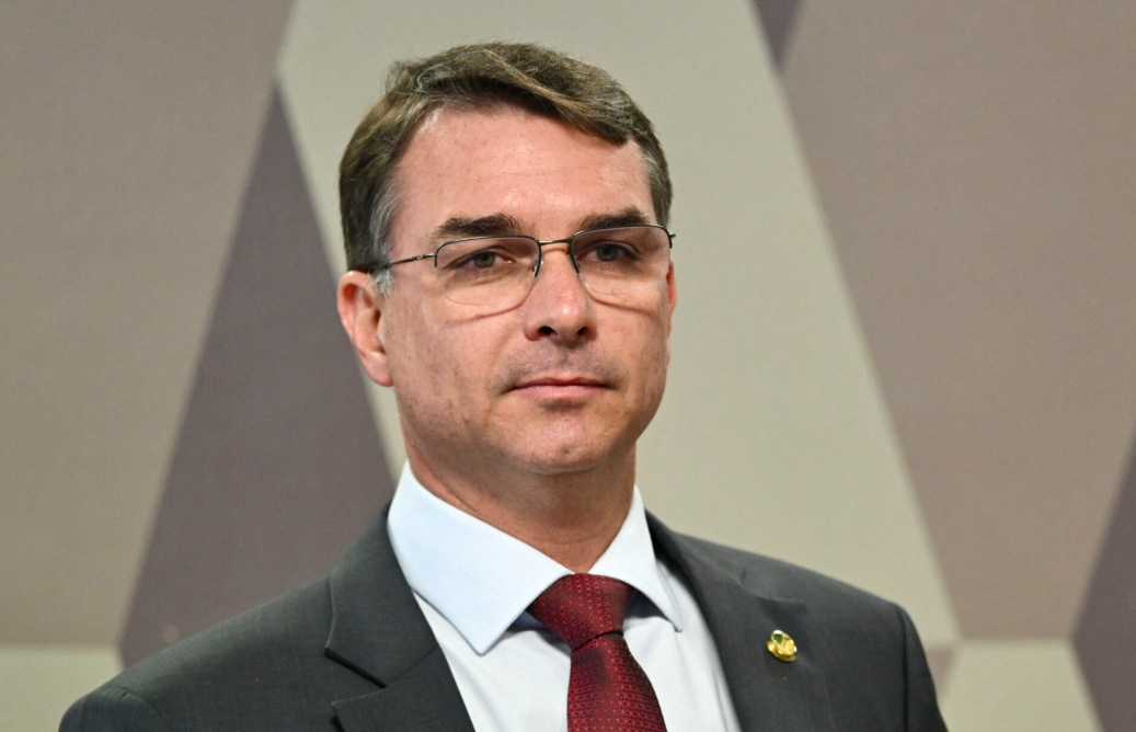 Em carta, Flávio agradece a Milei e Trump e diz ter recebido apoio dos governos dos EUA e da Argentina