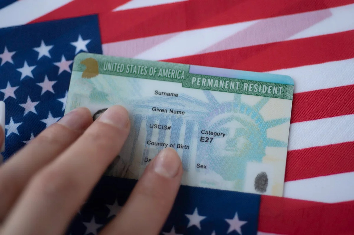 Busca por green card nos EUA aumenta 2.154% após vitória de Lula, diz empresa