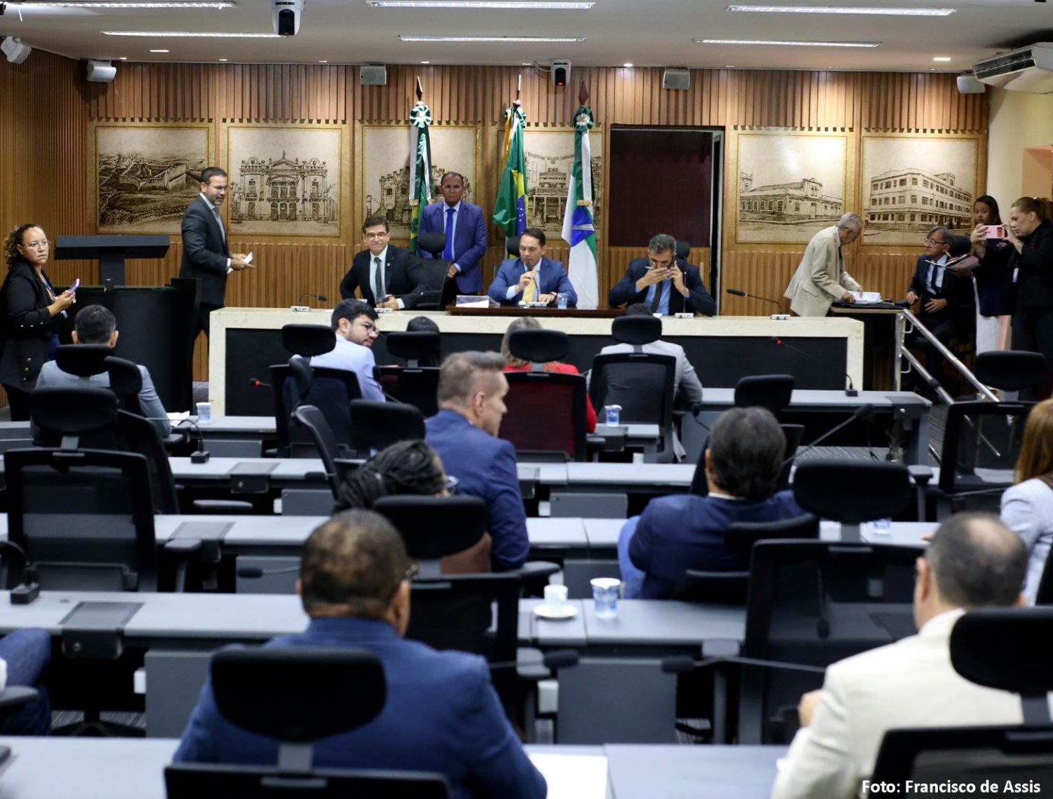 Câmara Municipal instala comissão para investigar buracos abertos pela Caern em obras nas vias de Natal