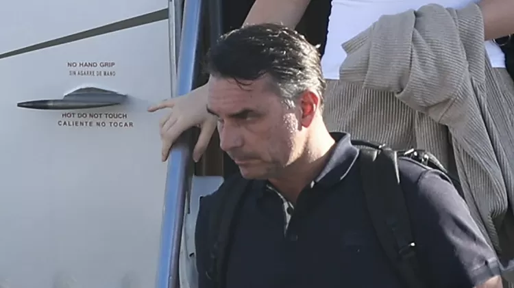 URGENTE: Após chegar aos EUA, Flávio se autoproclama “presidente eleito”, diz que foi perseguido e que não fugiu, mas saiu do país para lutar pela democracia