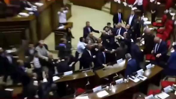 [VÍDEO] BRIGUINHA BESTA: Pancadaria toma conta do Parlamento da Armênia durante debate entre governistas e oposição