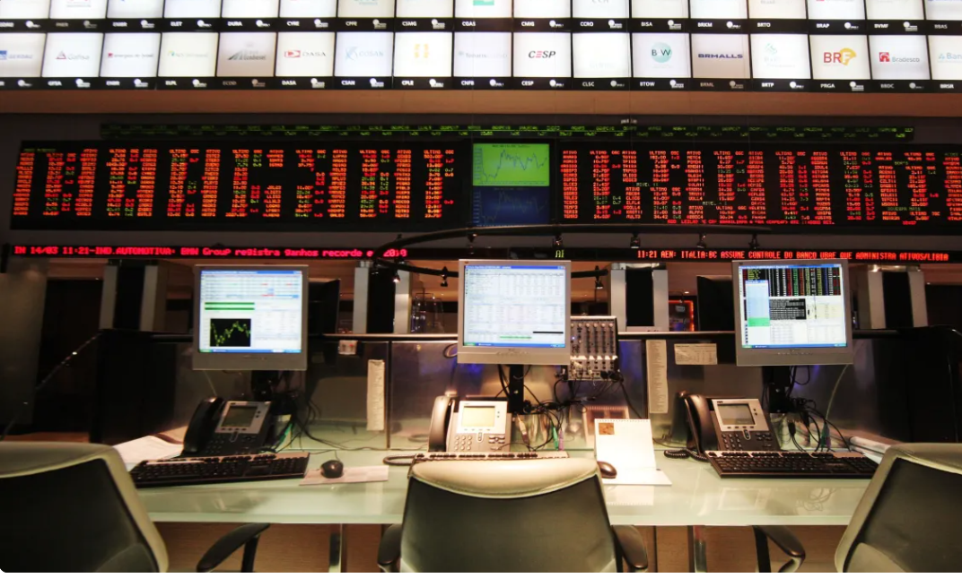 Ibovespa fecha semana com queda de 18%, registra pior resultado desde 2020 e dólar dispara para R$ 5,44