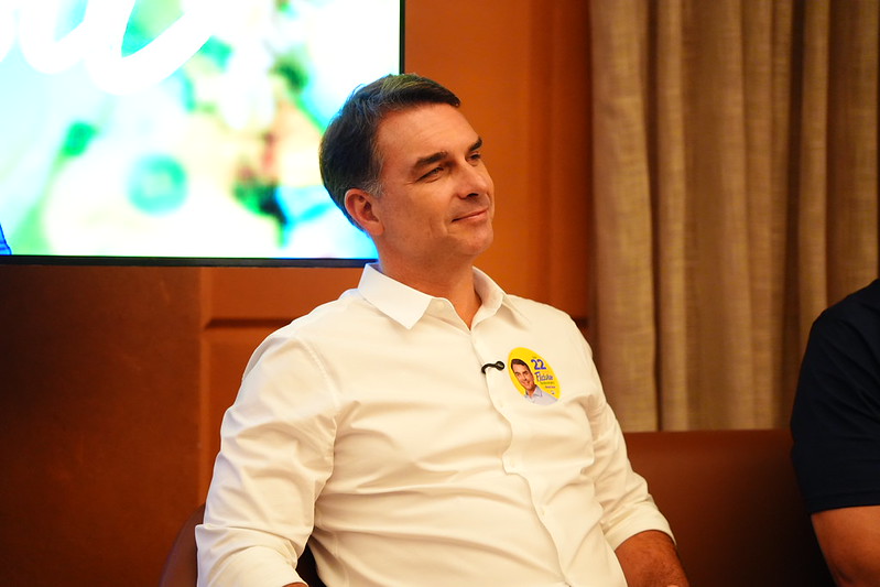PF cancela passaportes de Flávio Bolsonaro no sistema