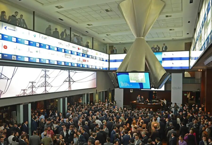 Ibovespa oscila após queda de 13,88%; dólar cai a R$ 5,33