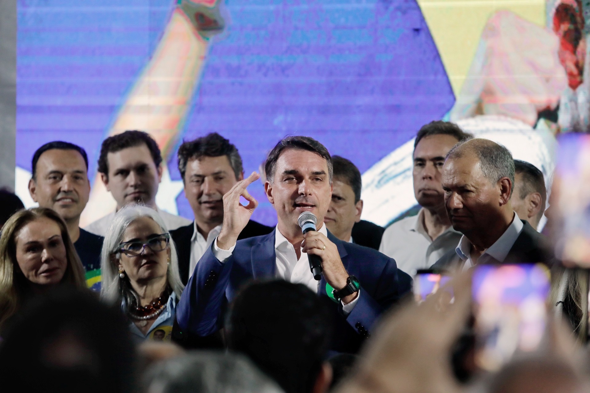 [VÍDEO] “EL SALVADOR É POUCO: Flávio Bolsonaro defende penas mais duras para ladrões e estupradores