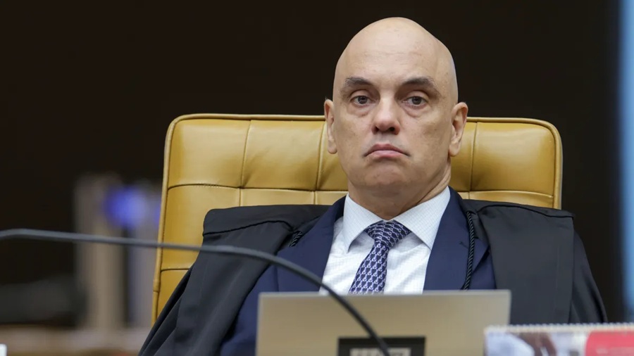 Moraes pede manifestação da PGR sobre visita de Flávio Bolsonaro ao pai