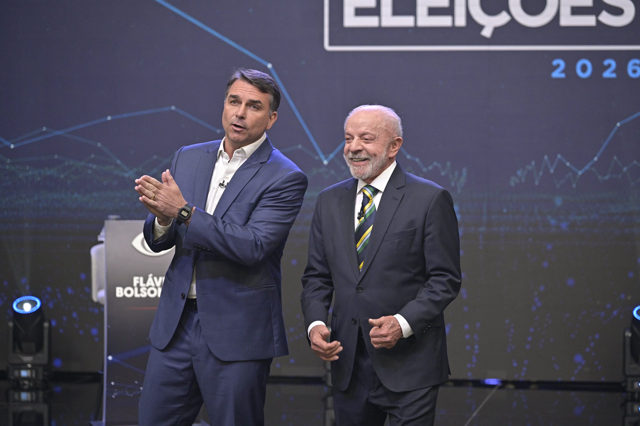 [VÍDEO] Flávio diz que foi aos EUA defender empresas brasileiras, enquanto Lula foi defender criminosos