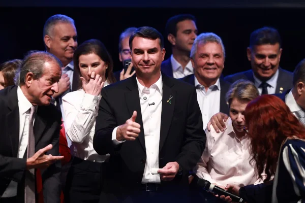 Bancada do agro declara apoio a Flávio Bolsonaro no primeiro turno
