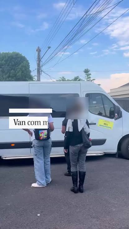 [VÍDEO] Van com marca do MEC busca estudantes em comitê de Lula após gravação eleitoral